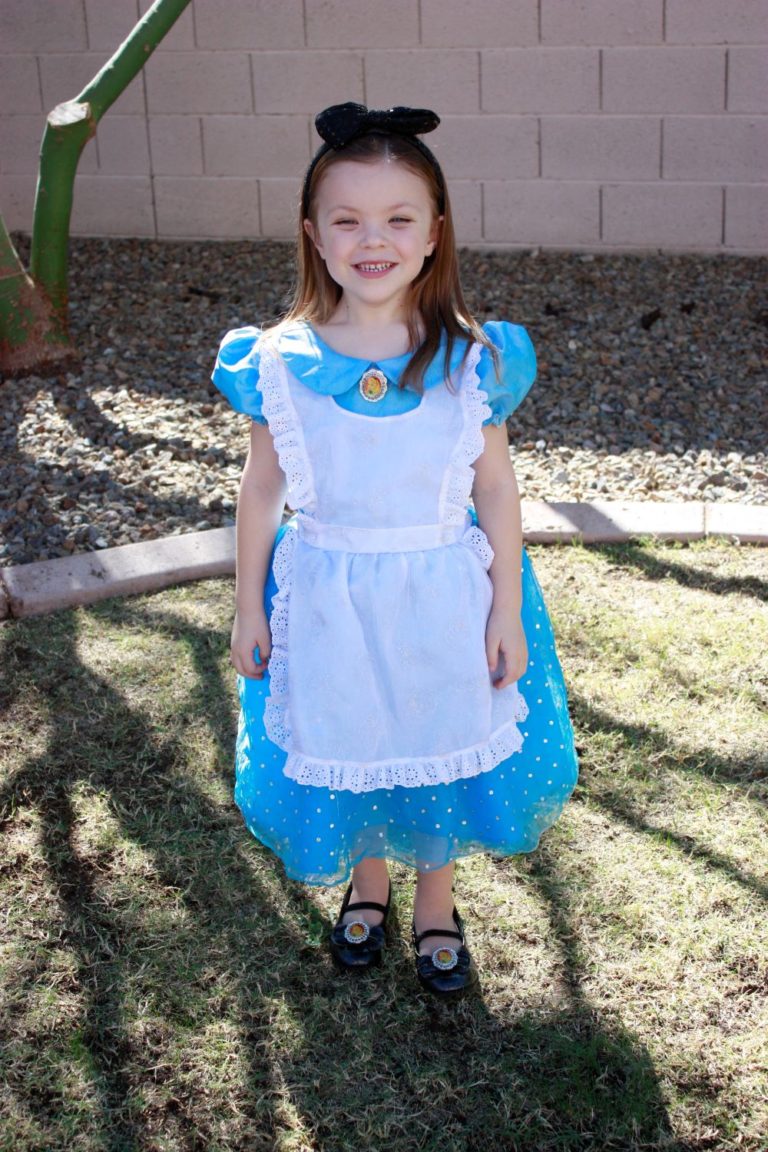 Alice in Wonderland | Family Costume Ideas • LORI•O•PHOTO